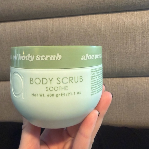 Ciroa Aloe Vera and Macadamia Oil Body Scrub - Picture 2 of 6